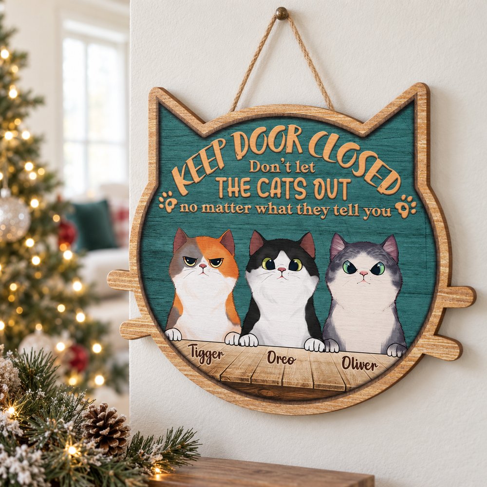 Keep door closed peeking cats wood sign hanging on wall near Christmas tree