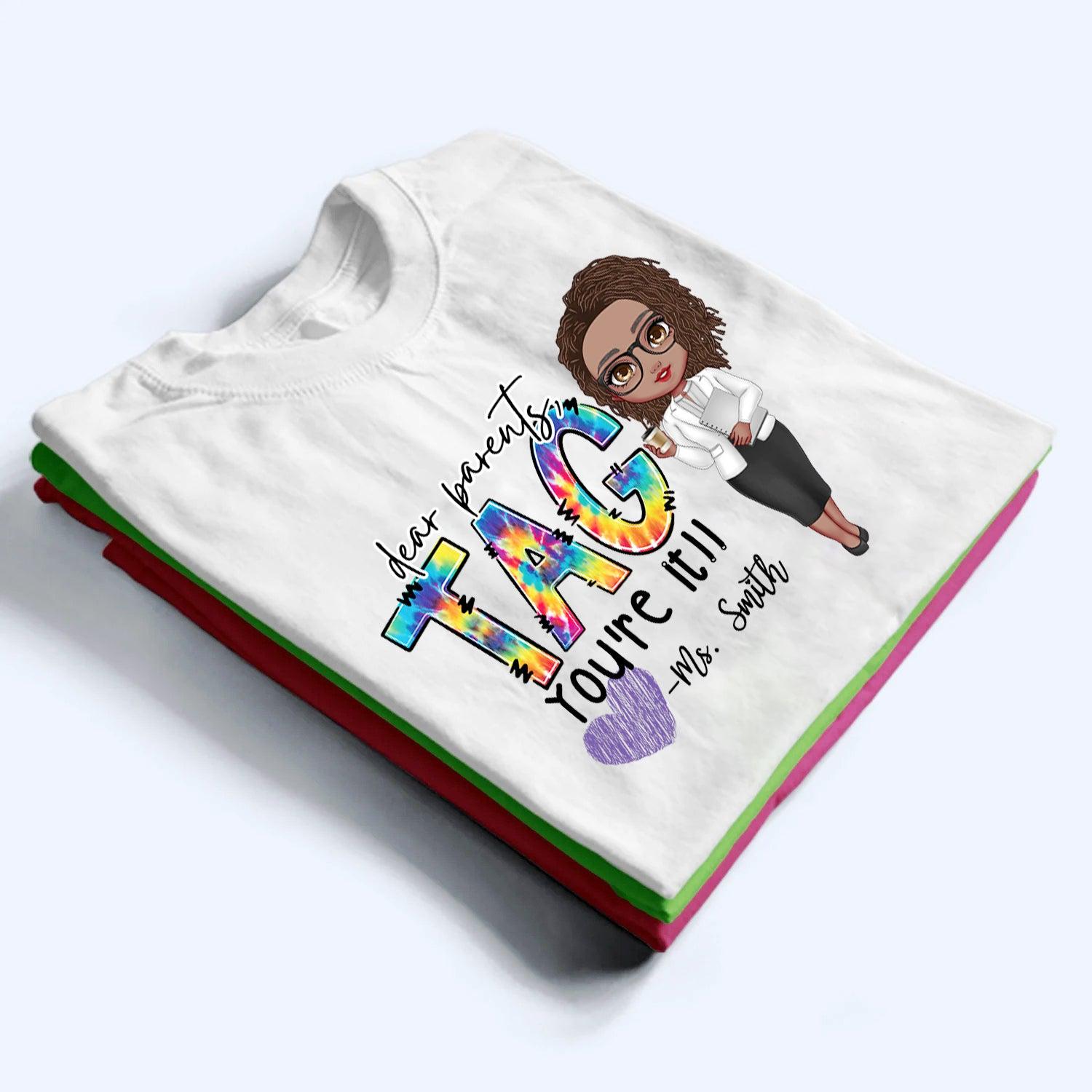 Dear Parents, Tag You're It - Personalized Custom T Shirt - Summer, Last Day Of School Gift for Teacher, Kindergarten, Preschool, Pre K, Paraprofessional - Suzitee Store