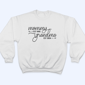 Mom Est Grandma Est - Personalized Custom T Shirt - Gift for Grandma/Nana/Mimi, Mom, Wife, Grandparent