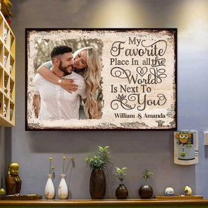 [Photo Inserted] My Favorite Place In All The World Is Next To You - Personalized Horizontal Poster - Valentine Gift For Couples, Husband Wife, Her/Him - Suzitee Store