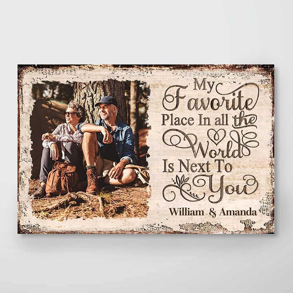 [Photo Inserted] My Favorite Place In All The World Is Next To You - Personalized Horizontal Poster - Valentine Gift For Couples, Husband Wife, Her/Him - Suzitee Store